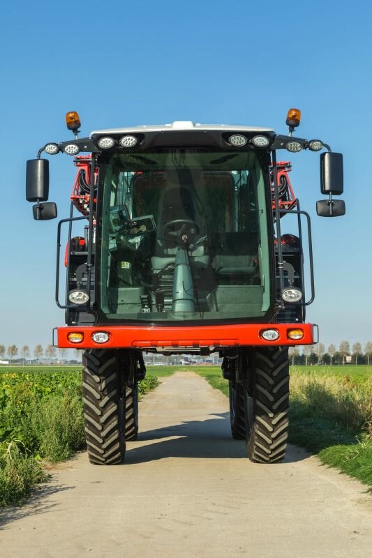 Kverneland-Self-Propelled-Sprayer-iXdrive-S6 (2)